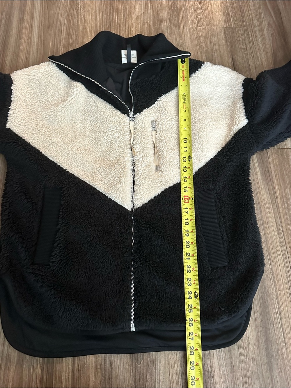 Varley Corson Sherpa Jacket - Black & Cream Chevron - Picture 6 of 13